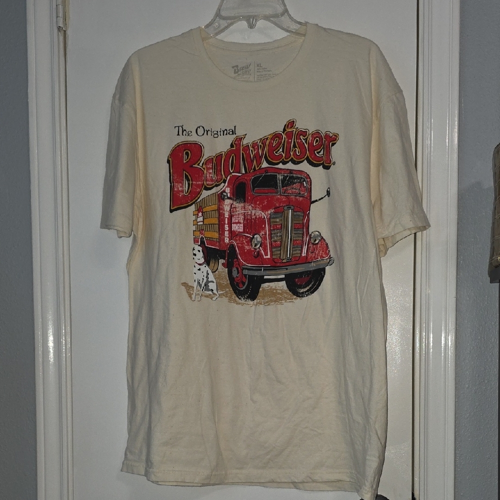 Budweiser Cream Short-Sleeve Graphic Tee with Red Truck Sz XL